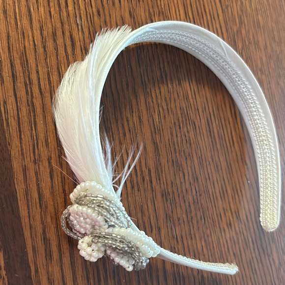 White headband with beaded art deco designen and featherhers - Picture 4 of 6